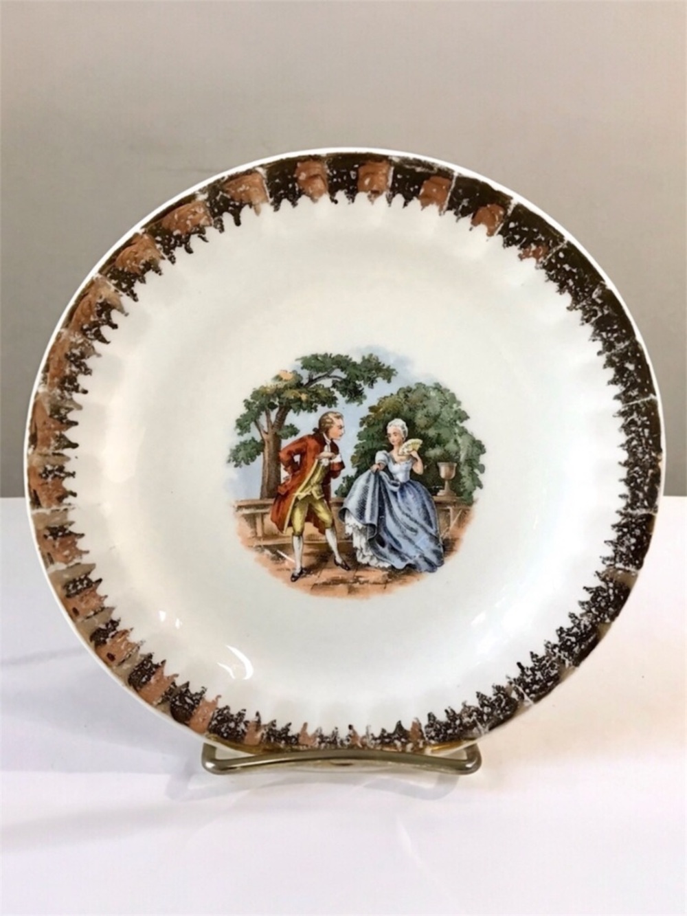 Vintage Cronin China Company
Colonial Couple Saucer Plate Gold Trim 5.75”